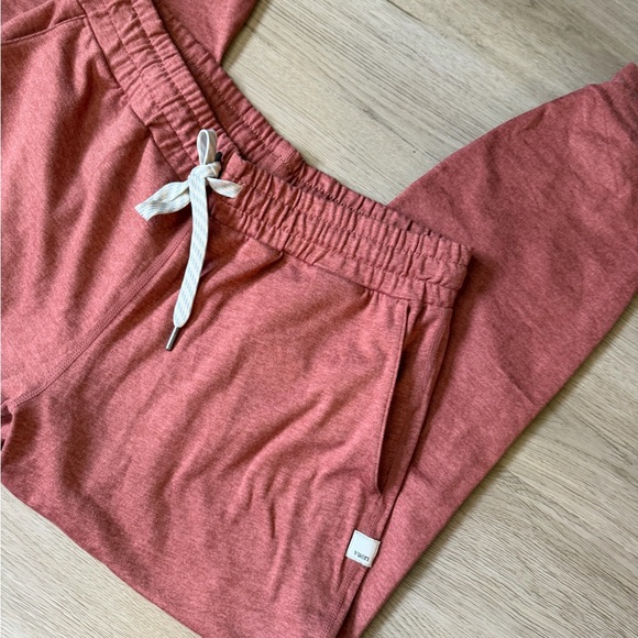 Virtually brand new vuori performance joggers - Picture 3 of 3